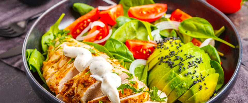 Ensalada de pollo con tomate y aguacate